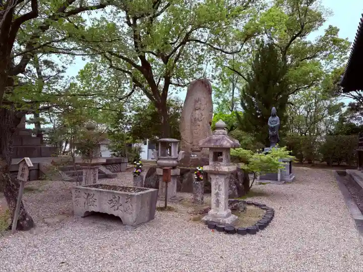 道明寺の{uncategorized: "未分類", other: "その他", undefined: "問題あり", building: "その他建物", grave: "お墓", sacred_gate: "鳥居", guardian: "狛犬", statue: "像", buddha: "仏像", history: "歴史", nature: "自然", garden: "庭園", animal: "動物", pagoda: "塔", temizu: "手水舎", mountain_gate: "山門・神門", sanctuary: "本殿・本堂", subordinate: "末社・摂社", art: "芸術", scenery: "景色", jizo: "地蔵", ema: "絵馬", goshuin: "御朱印", omikuji: "おみくじ", items: "授与品その他", amulet: "お守り", goshuincho: "御朱印帳", eats: "食事", festival: "お祭り", votive_dance: "神楽", shichigosan: "七五三参", wedding: "結婚式", experience: "体験その他", initially: "初詣", around: "周辺", anti_infection: "感染症対策"}