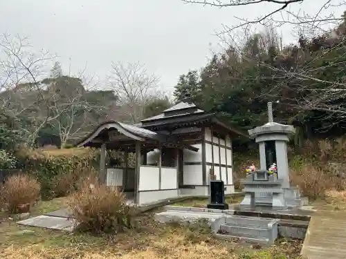 日運寺の{uncategorized: "未分類", other: "その他", undefined: "問題あり", building: "その他建物", grave: "お墓", sacred_gate: "鳥居", guardian: "狛犬", statue: "像", buddha: "仏像", history: "歴史", nature: "自然", garden: "庭園", animal: "動物", pagoda: "塔", temizu: "手水舎", mountain_gate: "山門・神門", sanctuary: "本殿・本堂", subordinate: "末社・摂社", art: "芸術", scenery: "景色", jizo: "地蔵", ema: "絵馬", goshuin: "御朱印", omikuji: "おみくじ", items: "授与品その他", amulet: "お守り", goshuincho: "御朱印帳", eats: "食事", festival: "お祭り", votive_dance: "神楽", shichigosan: "七五三参", wedding: "結婚式", experience: "体験その他", initially: "初詣", around: "周辺", anti_infection: "感染症対策"}