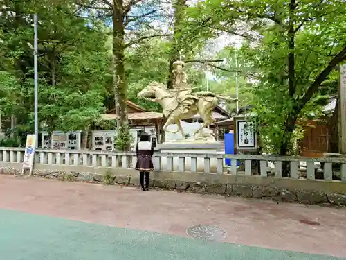 飯盛神社の像