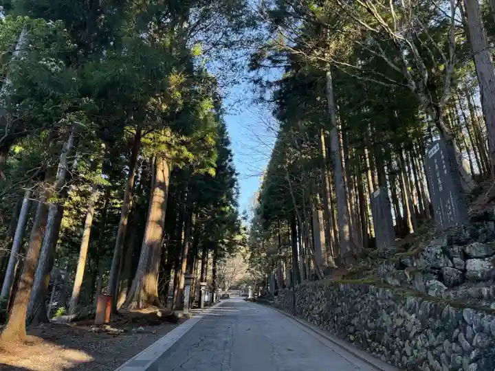 三峯神社の{uncategorized: "未分類", other: "その他", undefined: "問題あり", building: "その他建物", grave: "お墓", sacred_gate: "鳥居", guardian: "狛犬", statue: "像", buddha: "仏像", history: "歴史", nature: "自然", garden: "庭園", animal: "動物", pagoda: "塔", temizu: "手水舎", mountain_gate: "山門・神門", sanctuary: "本殿・本堂", subordinate: "末社・摂社", art: "芸術", scenery: "景色", jizo: "地蔵", ema: "絵馬", goshuin: "御朱印", omikuji: "おみくじ", items: "授与品その他", amulet: "お守り", goshuincho: "御朱印帳", eats: "食事", festival: "お祭り", votive_dance: "神楽", shichigosan: "七五三参", wedding: "結婚式", experience: "体験その他", initially: "初詣", around: "周辺", anti_infection: "感染症対策"}