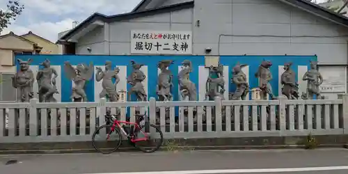 堀切天祖神社祖霊社の像