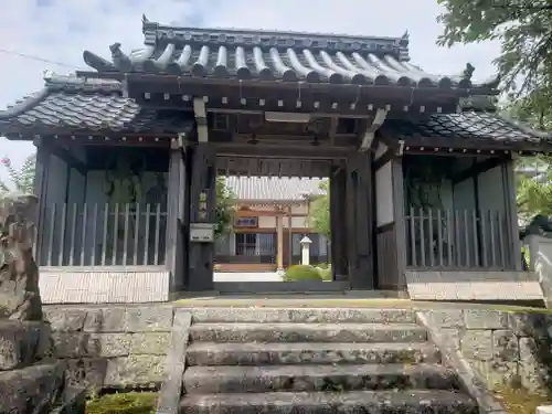 覚伝寺の山門・神門