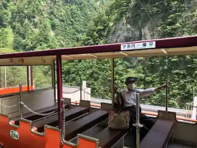 釣鐘三尊像の周辺