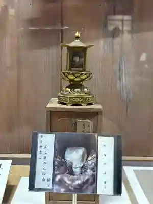 豊国神社の{uncategorized: "未分類", other: "その他", undefined: "問題あり", building: "その他建物", grave: "お墓", sacred_gate: "鳥居", guardian: "狛犬", statue: "像", buddha: "仏像", history: "歴史", nature: "自然", garden: "庭園", animal: "動物", pagoda: "塔", temizu: "手水舎", mountain_gate: "山門・神門", sanctuary: "本殿・本堂", subordinate: "末社・摂社", art: "芸術", scenery: "景色", jizo: "地蔵", ema: "絵馬", goshuin: "御朱印", omikuji: "おみくじ", items: "授与品その他", amulet: "お守り", goshuincho: "御朱印帳", eats: "食事", festival: "お祭り", votive_dance: "神楽", shichigosan: "七五三参", wedding: "結婚式", experience: "体験その他", initially: "初詣", around: "周辺", anti_infection: "感染症対策"}