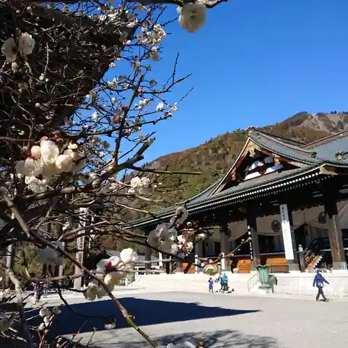 久遠寺の本殿