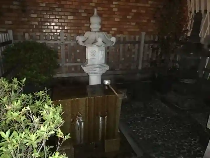 小田急豊川稲荷の手水舎