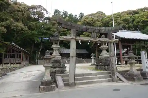 往馬坐伊古麻都比古神社の鳥居