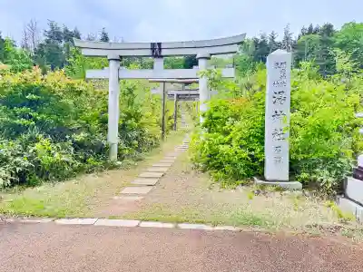 湯神社(彌彦神社末社)の{uncategorized: "未分類", other: "その他", undefined: "問題あり", building: "その他建物", grave: "お墓", sacred_gate: "鳥居", guardian: "狛犬", statue: "像", buddha: "仏像", history: "歴史", nature: "自然", garden: "庭園", animal: "動物", pagoda: "塔", temizu: "手水舎", mountain_gate: "山門・神門", sanctuary: "本殿・本堂", subordinate: "末社・摂社", art: "芸術", scenery: "景色", jizo: "地蔵", ema: "絵馬", goshuin: "御朱印", omikuji: "おみくじ", items: "授与品その他", amulet: "お守り", goshuincho: "御朱印帳", eats: "食事", festival: "お祭り", votive_dance: "神楽", shichigosan: "七五三参", wedding: "結婚式", experience: "体験その他", initially: "初詣", around: "周辺", anti_infection: "感染症対策"}
