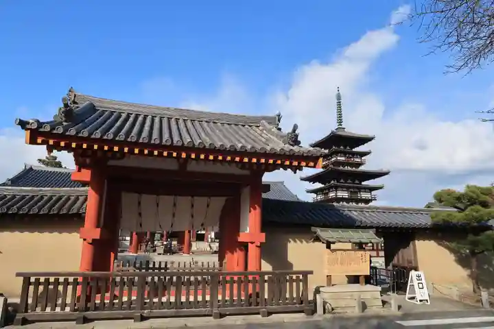 薬師寺の山門・神門