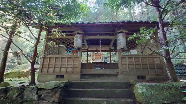 石上神社の{uncategorized: "未分類", other: "その他", undefined: "問題あり", building: "その他建物", grave: "お墓", sacred_gate: "鳥居", guardian: "狛犬", statue: "像", buddha: "仏像", history: "歴史", nature: "自然", garden: "庭園", animal: "動物", pagoda: "塔", temizu: "手水舎", mountain_gate: "山門・神門", sanctuary: "本殿・本堂", subordinate: "末社・摂社", art: "芸術", scenery: "景色", jizo: "地蔵", ema: "絵馬", goshuin: "御朱印", omikuji: "おみくじ", items: "授与品その他", amulet: "お守り", goshuincho: "御朱印帳", eats: "食事", festival: "お祭り", votive_dance: "神楽", shichigosan: "七五三参", wedding: "結婚式", experience: "体験その他", initially: "初詣", around: "周辺", anti_infection: "感染症対策"}