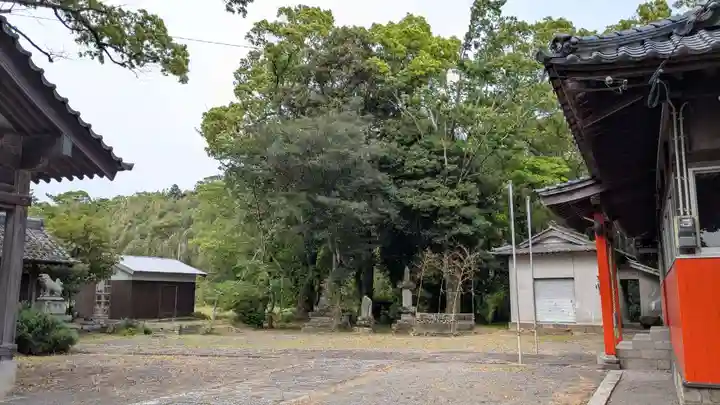 岩崎神社の庭園