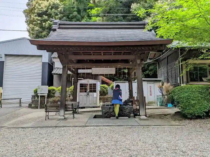 内々神社の手水舎