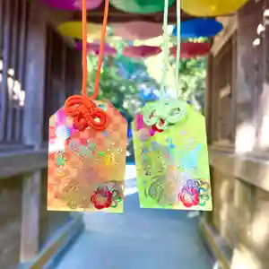 1月1日より、
より豊かな色彩をお守りに閉じ込めた
鳳凰の御守り【彩-いろどり-】を頒布いたします ⛩️
本御守りは、
吉祥の象徴「鳳凰」に、
梅の花と和柄文様をあしらった、
新年にふさわしい華やかな意匠となっております。🌸
梅は、厳しい寒さの中でいち早く咲くことから
開運・出世・希望・長寿・魔除けの象徴とされてきました🌸
災いを払い、
新しい一年を清らかに導くと伝えられています。
色に宿る力で、
新しい年をより豊かにお迎えください。 ⛩️
■ 初穂料 2,500円
🎄 頒布開始のご案内 🎄
令和8年1月1日 7時〜
鳳凰の御守り【彩-いろどり-】
頒布を開始いたします。
📦 郵送をご希望の方へ
彦嶽宮オンライン授与所にて
1月1日 0時より受付開始。
https://hikotakegu.stores.jp/