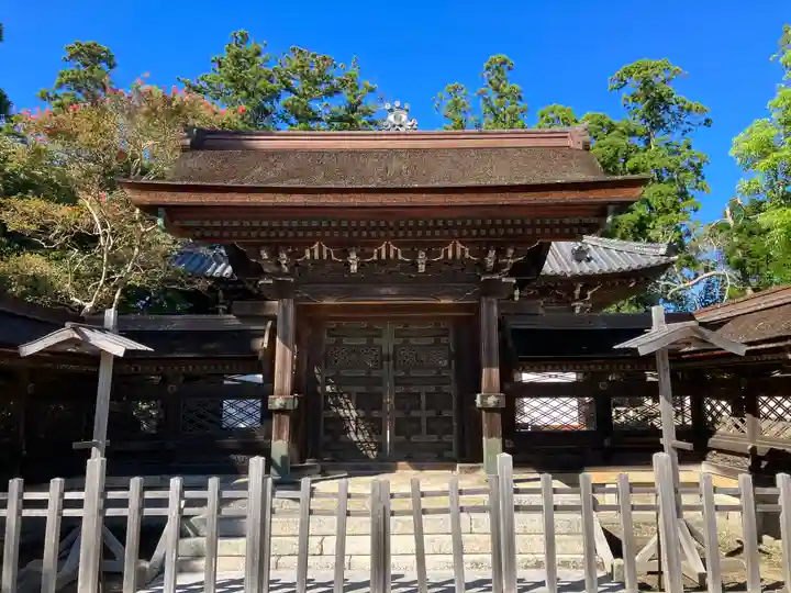 本山専修寺の山門・神門