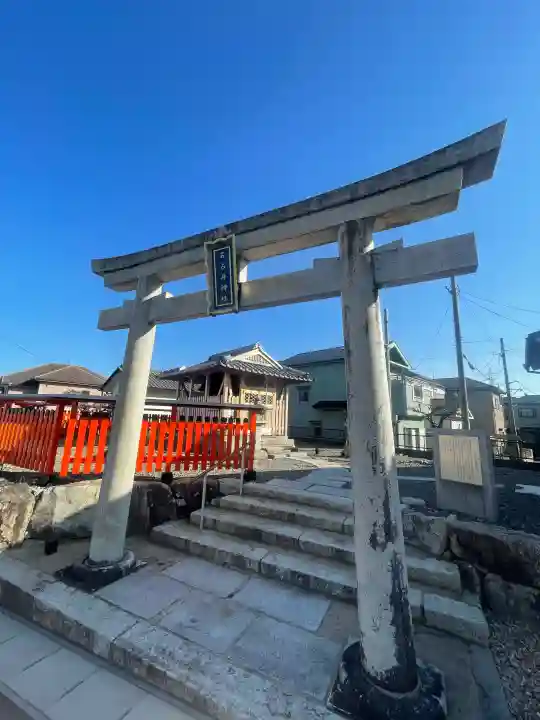 石占井神社の{uncategorized: "未分類", other: "その他", undefined: "問題あり", building: "その他建物", grave: "お墓", sacred_gate: "鳥居", guardian: "狛犬", statue: "像", buddha: "仏像", history: "歴史", nature: "自然", garden: "庭園", animal: "動物", pagoda: "塔", temizu: "手水舎", mountain_gate: "山門・神門", sanctuary: "本殿・本堂", subordinate: "末社・摂社", art: "芸術", scenery: "景色", jizo: "地蔵", ema: "絵馬", goshuin: "御朱印", omikuji: "おみくじ", items: "授与品その他", amulet: "お守り", goshuincho: "御朱印帳", eats: "食事", festival: "お祭り", votive_dance: "神楽", shichigosan: "七五三参", wedding: "結婚式", experience: "体験その他", initially: "初詣", around: "周辺", anti_infection: "感染症対策"}