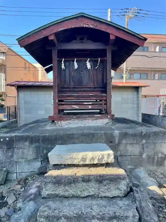 横浜熊野神社の{uncategorized: "未分類", other: "その他", undefined: "問題あり", building: "その他建物", grave: "お墓", sacred_gate: "鳥居", guardian: "狛犬", statue: "像", buddha: "仏像", history: "歴史", nature: "自然", garden: "庭園", animal: "動物", pagoda: "塔", temizu: "手水舎", mountain_gate: "山門・神門", sanctuary: "本殿・本堂", subordinate: "末社・摂社", art: "芸術", scenery: "景色", jizo: "地蔵", ema: "絵馬", goshuin: "御朱印", omikuji: "おみくじ", items: "授与品その他", amulet: "お守り", goshuincho: "御朱印帳", eats: "食事", festival: "お祭り", votive_dance: "神楽", shichigosan: "七五三参", wedding: "結婚式", experience: "体験その他", initially: "初詣", around: "周辺", anti_infection: "感染症対策"}