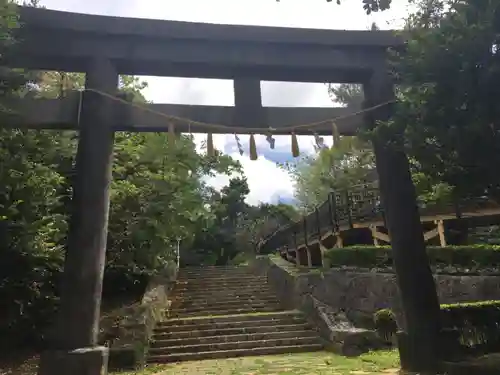 世持神社の鳥居