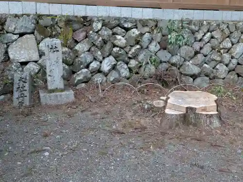 丹生川上神社（下社）の{uncategorized: "未分類", other: "その他", undefined: "問題あり", building: "その他建物", grave: "お墓", sacred_gate: "鳥居", guardian: "狛犬", statue: "像", buddha: "仏像", history: "歴史", nature: "自然", garden: "庭園", animal: "動物", pagoda: "塔", temizu: "手水舎", mountain_gate: "山門・神門", sanctuary: "本殿・本堂", subordinate: "末社・摂社", art: "芸術", scenery: "景色", jizo: "地蔵", ema: "絵馬", goshuin: "御朱印", omikuji: "おみくじ", items: "授与品その他", amulet: "お守り", goshuincho: "御朱印帳", eats: "食事", festival: "お祭り", votive_dance: "神楽", shichigosan: "七五三参", wedding: "結婚式", experience: "体験その他", initially: "初詣", around: "周辺", anti_infection: "感染症対策"}