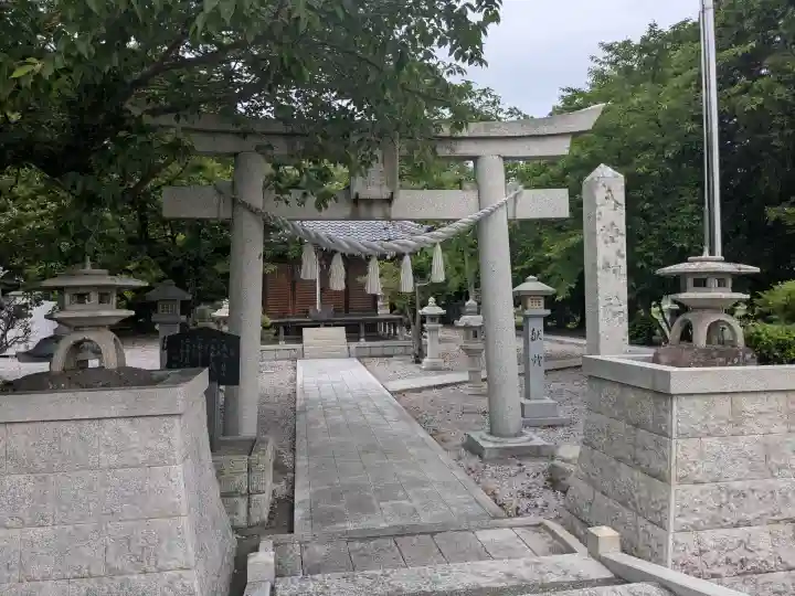 八幡神社の{uncategorized: "未分類", other: "その他", undefined: "問題あり", building: "その他建物", grave: "お墓", sacred_gate: "鳥居", guardian: "狛犬", statue: "像", buddha: "仏像", history: "歴史", nature: "自然", garden: "庭園", animal: "動物", pagoda: "塔", temizu: "手水舎", mountain_gate: "山門・神門", sanctuary: "本殿・本堂", subordinate: "末社・摂社", art: "芸術", scenery: "景色", jizo: "地蔵", ema: "絵馬", goshuin: "御朱印", omikuji: "おみくじ", items: "授与品その他", amulet: "お守り", goshuincho: "御朱印帳", eats: "食事", festival: "お祭り", votive_dance: "神楽", shichigosan: "七五三参", wedding: "結婚式", experience: "体験その他", initially: "初詣", around: "周辺", anti_infection: "感染症対策"}
