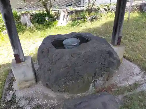 八幡社の{uncategorized: "未分類", other: "その他", undefined: "問題あり", building: "その他建物", grave: "お墓", sacred_gate: "鳥居", guardian: "狛犬", statue: "像", buddha: "仏像", history: "歴史", nature: "自然", garden: "庭園", animal: "動物", pagoda: "塔", temizu: "手水舎", mountain_gate: "山門・神門", sanctuary: "本殿・本堂", subordinate: "末社・摂社", art: "芸術", scenery: "景色", jizo: "地蔵", ema: "絵馬", goshuin: "御朱印", omikuji: "おみくじ", items: "授与品その他", amulet: "お守り", goshuincho: "御朱印帳", eats: "食事", festival: "お祭り", votive_dance: "神楽", shichigosan: "七五三参", wedding: "結婚式", experience: "体験その他", initially: "初詣", around: "周辺", anti_infection: "感染症対策"}