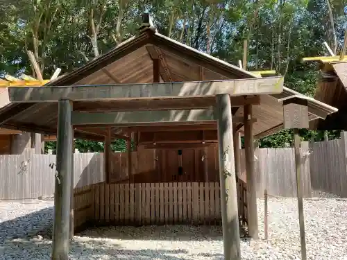 月讀宮（皇大神宮別宮）の{uncategorized: "未分類", other: "その他", undefined: "問題あり", building: "その他建物", grave: "お墓", sacred_gate: "鳥居", guardian: "狛犬", statue: "像", buddha: "仏像", history: "歴史", nature: "自然", garden: "庭園", animal: "動物", pagoda: "塔", temizu: "手水舎", mountain_gate: "山門・神門", sanctuary: "本殿・本堂", subordinate: "末社・摂社", art: "芸術", scenery: "景色", jizo: "地蔵", ema: "絵馬", goshuin: "御朱印", omikuji: "おみくじ", items: "授与品その他", amulet: "お守り", goshuincho: "御朱印帳", eats: "食事", festival: "お祭り", votive_dance: "神楽", shichigosan: "七五三参", wedding: "結婚式", experience: "体験その他", initially: "初詣", around: "周辺", anti_infection: "感染症対策"}