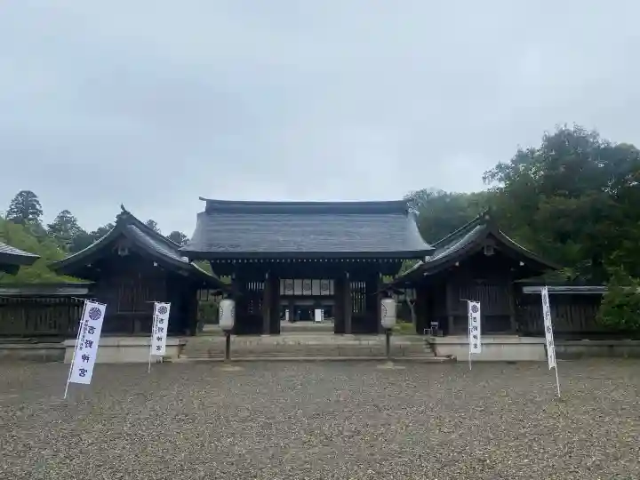 吉野神宮の{uncategorized: "未分類", other: "その他", undefined: "問題あり", building: "その他建物", grave: "お墓", sacred_gate: "鳥居", guardian: "狛犬", statue: "像", buddha: "仏像", history: "歴史", nature: "自然", garden: "庭園", animal: "動物", pagoda: "塔", temizu: "手水舎", mountain_gate: "山門・神門", sanctuary: "本殿・本堂", subordinate: "末社・摂社", art: "芸術", scenery: "景色", jizo: "地蔵", ema: "絵馬", goshuin: "御朱印", omikuji: "おみくじ", items: "授与品その他", amulet: "お守り", goshuincho: "御朱印帳", eats: "食事", festival: "お祭り", votive_dance: "神楽", shichigosan: "七五三参", wedding: "結婚式", experience: "体験その他", initially: "初詣", around: "周辺", anti_infection: "感染症対策"}