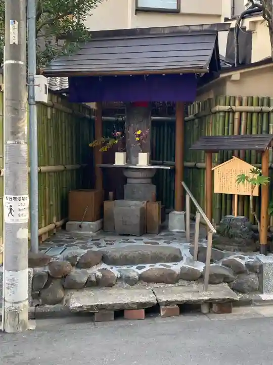 道玄坂地蔵尊の{uncategorized: "未分類", other: "その他", undefined: "問題あり", building: "その他建物", grave: "お墓", sacred_gate: "鳥居", guardian: "狛犬", statue: "像", buddha: "仏像", history: "歴史", nature: "自然", garden: "庭園", animal: "動物", pagoda: "塔", temizu: "手水舎", mountain_gate: "山門・神門", sanctuary: "本殿・本堂", subordinate: "末社・摂社", art: "芸術", scenery: "景色", jizo: "地蔵", ema: "絵馬", goshuin: "御朱印", omikuji: "おみくじ", items: "授与品その他", amulet: "お守り", goshuincho: "御朱印帳", eats: "食事", festival: "お祭り", votive_dance: "神楽", shichigosan: "七五三参", wedding: "結婚式", experience: "体験その他", initially: "初詣", around: "周辺", anti_infection: "感染症対策"}