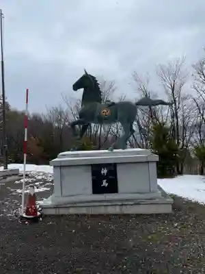 中富良野神社の像