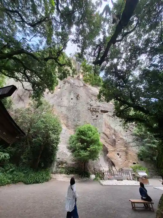 花窟神社の{uncategorized: "未分類", other: "その他", undefined: "問題あり", building: "その他建物", grave: "お墓", sacred_gate: "鳥居", guardian: "狛犬", statue: "像", buddha: "仏像", history: "歴史", nature: "自然", garden: "庭園", animal: "動物", pagoda: "塔", temizu: "手水舎", mountain_gate: "山門・神門", sanctuary: "本殿・本堂", subordinate: "末社・摂社", art: "芸術", scenery: "景色", jizo: "地蔵", ema: "絵馬", goshuin: "御朱印", omikuji: "おみくじ", items: "授与品その他", amulet: "お守り", goshuincho: "御朱印帳", eats: "食事", festival: "お祭り", votive_dance: "神楽", shichigosan: "七五三参", wedding: "結婚式", experience: "体験その他", initially: "初詣", around: "周辺", anti_infection: "感染症対策"}