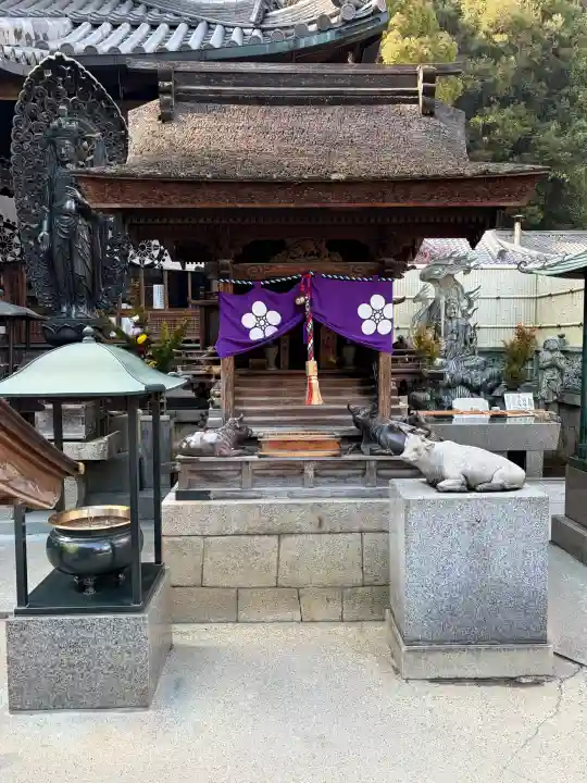 宝山寺の{uncategorized: "未分類", other: "その他", undefined: "問題あり", building: "その他建物", grave: "お墓", sacred_gate: "鳥居", guardian: "狛犬", statue: "像", buddha: "仏像", history: "歴史", nature: "自然", garden: "庭園", animal: "動物", pagoda: "塔", temizu: "手水舎", mountain_gate: "山門・神門", sanctuary: "本殿・本堂", subordinate: "末社・摂社", art: "芸術", scenery: "景色", jizo: "地蔵", ema: "絵馬", goshuin: "御朱印", omikuji: "おみくじ", items: "授与品その他", amulet: "お守り", goshuincho: "御朱印帳", eats: "食事", festival: "お祭り", votive_dance: "神楽", shichigosan: "七五三参", wedding: "結婚式", experience: "体験その他", initially: "初詣", around: "周辺", anti_infection: "感染症対策"}