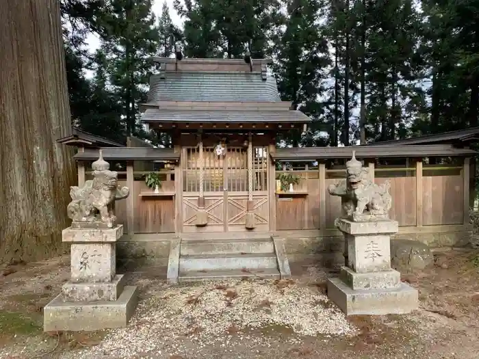 屑神社の本殿