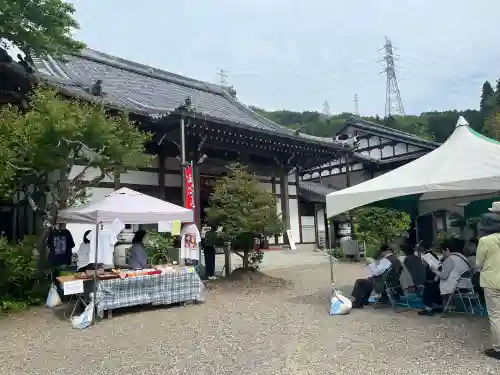 桂昌寺の{uncategorized: "未分類", other: "その他", undefined: "問題あり", building: "その他建物", grave: "お墓", sacred_gate: "鳥居", guardian: "狛犬", statue: "像", buddha: "仏像", history: "歴史", nature: "自然", garden: "庭園", animal: "動物", pagoda: "塔", temizu: "手水舎", mountain_gate: "山門・神門", sanctuary: "本殿・本堂", subordinate: "末社・摂社", art: "芸術", scenery: "景色", jizo: "地蔵", ema: "絵馬", goshuin: "御朱印", omikuji: "おみくじ", items: "授与品その他", amulet: "お守り", goshuincho: "御朱印帳", eats: "食事", festival: "お祭り", votive_dance: "神楽", shichigosan: "七五三参", wedding: "結婚式", experience: "体験その他", initially: "初詣", around: "周辺", anti_infection: "感染症対策"}