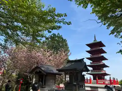 倶利迦羅不動寺山頂本堂の{uncategorized: "未分類", other: "その他", undefined: "問題あり", building: "その他建物", grave: "お墓", sacred_gate: "鳥居", guardian: "狛犬", statue: "像", buddha: "仏像", history: "歴史", nature: "自然", garden: "庭園", animal: "動物", pagoda: "塔", temizu: "手水舎", mountain_gate: "山門・神門", sanctuary: "本殿・本堂", subordinate: "末社・摂社", art: "芸術", scenery: "景色", jizo: "地蔵", ema: "絵馬", goshuin: "御朱印", omikuji: "おみくじ", items: "授与品その他", amulet: "お守り", goshuincho: "御朱印帳", eats: "食事", festival: "お祭り", votive_dance: "神楽", shichigosan: "七五三参", wedding: "結婚式", experience: "体験その他", initially: "初詣", around: "周辺", anti_infection: "感染症対策"}