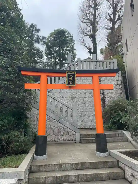 穴八幡宮の{uncategorized: "未分類", other: "その他", undefined: "問題あり", building: "その他建物", grave: "お墓", sacred_gate: "鳥居", guardian: "狛犬", statue: "像", buddha: "仏像", history: "歴史", nature: "自然", garden: "庭園", animal: "動物", pagoda: "塔", temizu: "手水舎", mountain_gate: "山門・神門", sanctuary: "本殿・本堂", subordinate: "末社・摂社", art: "芸術", scenery: "景色", jizo: "地蔵", ema: "絵馬", goshuin: "御朱印", omikuji: "おみくじ", items: "授与品その他", amulet: "お守り", goshuincho: "御朱印帳", eats: "食事", festival: "お祭り", votive_dance: "神楽", shichigosan: "七五三参", wedding: "結婚式", experience: "体験その他", initially: "初詣", around: "周辺", anti_infection: "感染症対策"}