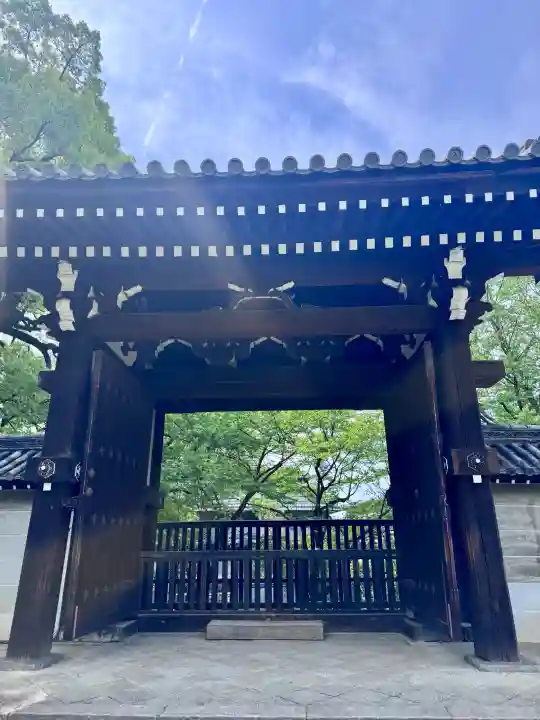 青蓮院門跡の{uncategorized: "未分類", other: "その他", undefined: "問題あり", building: "その他建物", grave: "お墓", sacred_gate: "鳥居", guardian: "狛犬", statue: "像", buddha: "仏像", history: "歴史", nature: "自然", garden: "庭園", animal: "動物", pagoda: "塔", temizu: "手水舎", mountain_gate: "山門・神門", sanctuary: "本殿・本堂", subordinate: "末社・摂社", art: "芸術", scenery: "景色", jizo: "地蔵", ema: "絵馬", goshuin: "御朱印", omikuji: "おみくじ", items: "授与品その他", amulet: "お守り", goshuincho: "御朱印帳", eats: "食事", festival: "お祭り", votive_dance: "神楽", shichigosan: "七五三参", wedding: "結婚式", experience: "体験その他", initially: "初詣", around: "周辺", anti_infection: "感染症対策"}