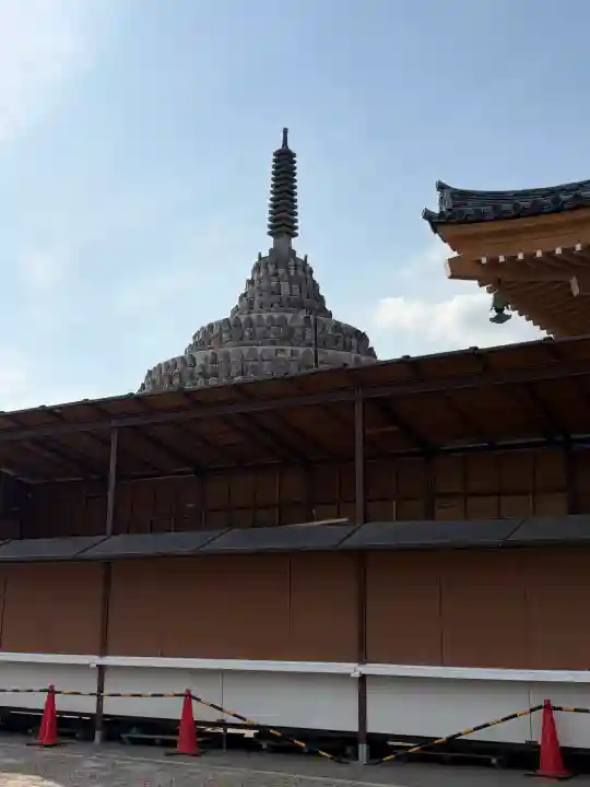 壬生寺の{uncategorized: "未分類", other: "その他", undefined: "問題あり", building: "その他建物", grave: "お墓", sacred_gate: "鳥居", guardian: "狛犬", statue: "像", buddha: "仏像", history: "歴史", nature: "自然", garden: "庭園", animal: "動物", pagoda: "塔", temizu: "手水舎", mountain_gate: "山門・神門", sanctuary: "本殿・本堂", subordinate: "末社・摂社", art: "芸術", scenery: "景色", jizo: "地蔵", ema: "絵馬", goshuin: "御朱印", omikuji: "おみくじ", items: "授与品その他", amulet: "お守り", goshuincho: "御朱印帳", eats: "食事", festival: "お祭り", votive_dance: "神楽", shichigosan: "七五三参", wedding: "結婚式", experience: "体験その他", initially: "初詣", around: "周辺", anti_infection: "感染症対策"}