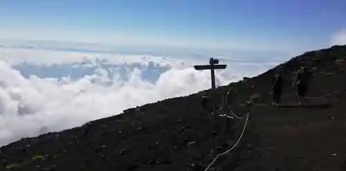 富士山頂上浅間大社奥宮の景色