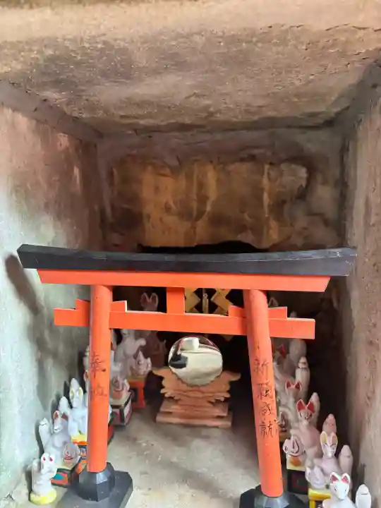 音次郎稲荷神社の{uncategorized: "未分類", other: "その他", undefined: "問題あり", building: "その他建物", grave: "お墓", sacred_gate: "鳥居", guardian: "狛犬", statue: "像", buddha: "仏像", history: "歴史", nature: "自然", garden: "庭園", animal: "動物", pagoda: "塔", temizu: "手水舎", mountain_gate: "山門・神門", sanctuary: "本殿・本堂", subordinate: "末社・摂社", art: "芸術", scenery: "景色", jizo: "地蔵", ema: "絵馬", goshuin: "御朱印", omikuji: "おみくじ", items: "授与品その他", amulet: "お守り", goshuincho: "御朱印帳", eats: "食事", festival: "お祭り", votive_dance: "神楽", shichigosan: "七五三参", wedding: "結婚式", experience: "体験その他", initially: "初詣", around: "周辺", anti_infection: "感染症対策"}