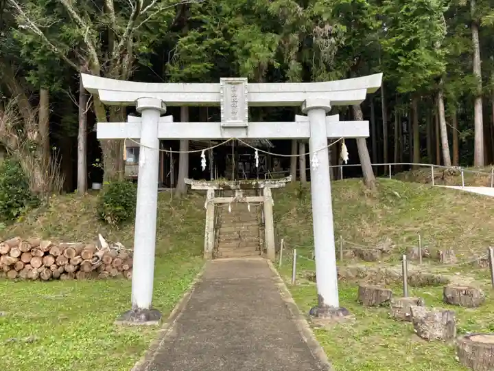 白山比咩神社(井生)の鳥居