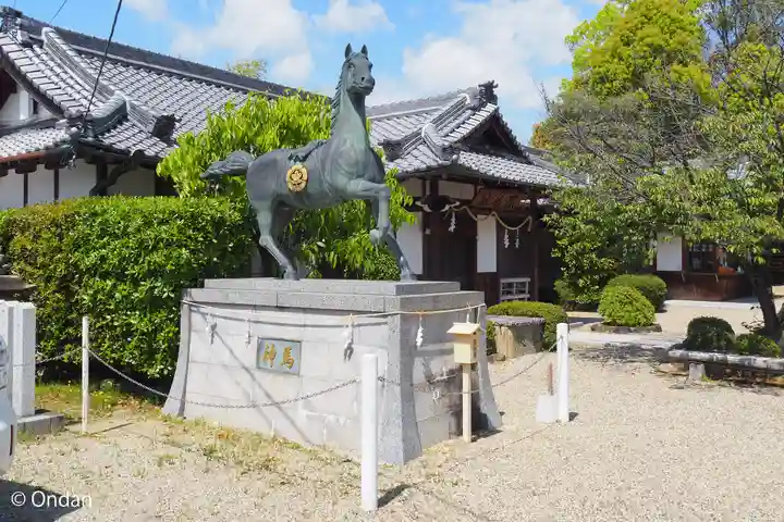 百済王神社の像