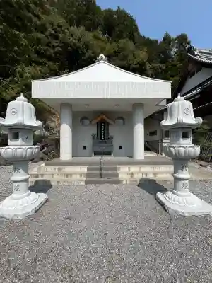 月桂院の{uncategorized: "未分類", other: "その他", undefined: "問題あり", building: "その他建物", grave: "お墓", sacred_gate: "鳥居", guardian: "狛犬", statue: "像", buddha: "仏像", history: "歴史", nature: "自然", garden: "庭園", animal: "動物", pagoda: "塔", temizu: "手水舎", mountain_gate: "山門・神門", sanctuary: "本殿・本堂", subordinate: "末社・摂社", art: "芸術", scenery: "景色", jizo: "地蔵", ema: "絵馬", goshuin: "御朱印", omikuji: "おみくじ", items: "授与品その他", amulet: "お守り", goshuincho: "御朱印帳", eats: "食事", festival: "お祭り", votive_dance: "神楽", shichigosan: "七五三参", wedding: "結婚式", experience: "体験その他", initially: "初詣", around: "周辺", anti_infection: "感染症対策"}