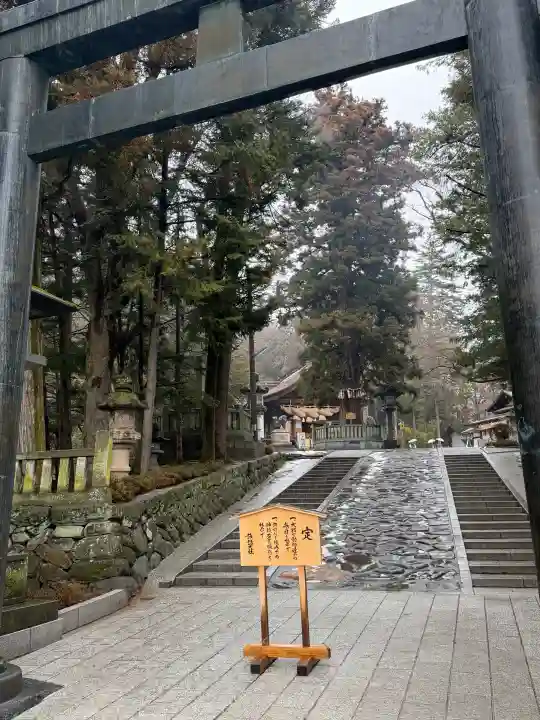 諏訪大社下社秋宮の{uncategorized: "未分類", other: "その他", undefined: "問題あり", building: "その他建物", grave: "お墓", sacred_gate: "鳥居", guardian: "狛犬", statue: "像", buddha: "仏像", history: "歴史", nature: "自然", garden: "庭園", animal: "動物", pagoda: "塔", temizu: "手水舎", mountain_gate: "山門・神門", sanctuary: "本殿・本堂", subordinate: "末社・摂社", art: "芸術", scenery: "景色", jizo: "地蔵", ema: "絵馬", goshuin: "御朱印", omikuji: "おみくじ", items: "授与品その他", amulet: "お守り", goshuincho: "御朱印帳", eats: "食事", festival: "お祭り", votive_dance: "神楽", shichigosan: "七五三参", wedding: "結婚式", experience: "体験その他", initially: "初詣", around: "周辺", anti_infection: "感染症対策"}