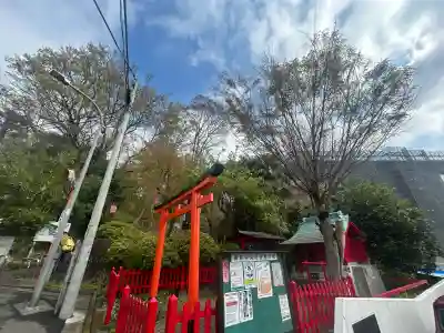 綱島稲荷神社の{uncategorized: "未分類", other: "その他", undefined: "問題あり", building: "その他建物", grave: "お墓", sacred_gate: "鳥居", guardian: "狛犬", statue: "像", buddha: "仏像", history: "歴史", nature: "自然", garden: "庭園", animal: "動物", pagoda: "塔", temizu: "手水舎", mountain_gate: "山門・神門", sanctuary: "本殿・本堂", subordinate: "末社・摂社", art: "芸術", scenery: "景色", jizo: "地蔵", ema: "絵馬", goshuin: "御朱印", omikuji: "おみくじ", items: "授与品その他", amulet: "お守り", goshuincho: "御朱印帳", eats: "食事", festival: "お祭り", votive_dance: "神楽", shichigosan: "七五三参", wedding: "結婚式", experience: "体験その他", initially: "初詣", around: "周辺", anti_infection: "感染症対策"}