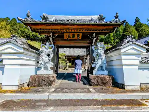 盛久寺の山門