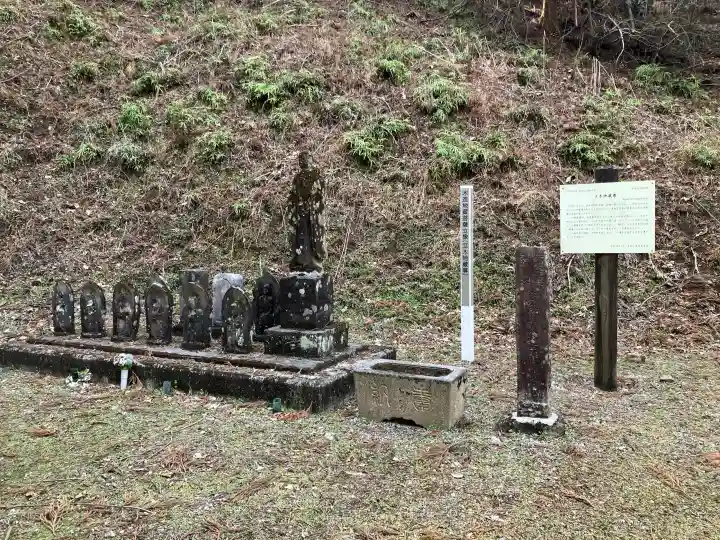 立木地蔵尊の{uncategorized: "未分類", other: "その他", undefined: "問題あり", building: "その他建物", grave: "お墓", sacred_gate: "鳥居", guardian: "狛犬", statue: "像", buddha: "仏像", history: "歴史", nature: "自然", garden: "庭園", animal: "動物", pagoda: "塔", temizu: "手水舎", mountain_gate: "山門・神門", sanctuary: "本殿・本堂", subordinate: "末社・摂社", art: "芸術", scenery: "景色", jizo: "地蔵", ema: "絵馬", goshuin: "御朱印", omikuji: "おみくじ", items: "授与品その他", amulet: "お守り", goshuincho: "御朱印帳", eats: "食事", festival: "お祭り", votive_dance: "神楽", shichigosan: "七五三参", wedding: "結婚式", experience: "体験その他", initially: "初詣", around: "周辺", anti_infection: "感染症対策"}