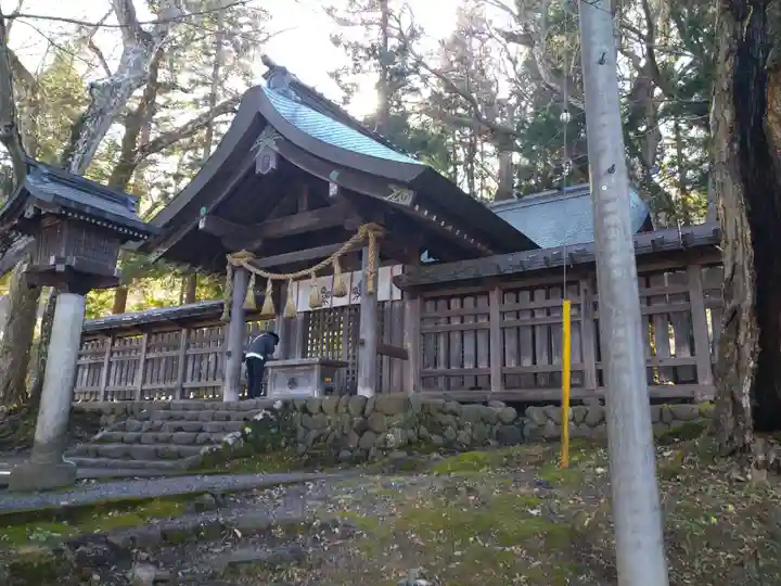 諏訪大社上社前宮の本殿・本堂