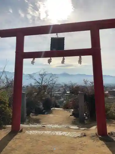 差出磯大嶽山神社 仕事と健康と厄よけの神さまの鳥居