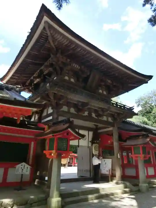 石上神宮の山門・神門
