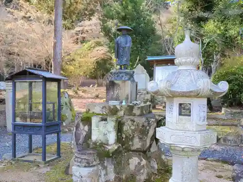 西林寺の像