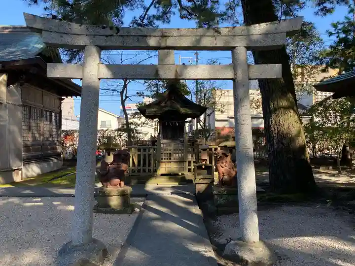 賣布神社の{uncategorized: "未分類", other: "その他", undefined: "問題あり", building: "その他建物", grave: "お墓", sacred_gate: "鳥居", guardian: "狛犬", statue: "像", buddha: "仏像", history: "歴史", nature: "自然", garden: "庭園", animal: "動物", pagoda: "塔", temizu: "手水舎", mountain_gate: "山門・神門", sanctuary: "本殿・本堂", subordinate: "末社・摂社", art: "芸術", scenery: "景色", jizo: "地蔵", ema: "絵馬", goshuin: "御朱印", omikuji: "おみくじ", items: "授与品その他", amulet: "お守り", goshuincho: "御朱印帳", eats: "食事", festival: "お祭り", votive_dance: "神楽", shichigosan: "七五三参", wedding: "結婚式", experience: "体験その他", initially: "初詣", around: "周辺", anti_infection: "感染症対策"}